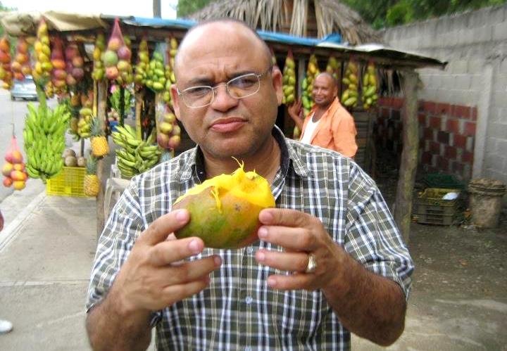 Nicolas Arroyo Ramos Comiendo Mango
